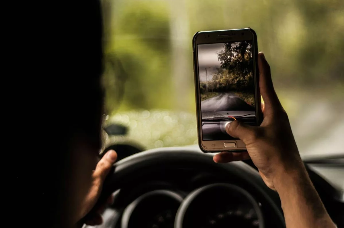 multa dirigir celular 1 jpg Multa por Dirigir com Celular: O Custo da Distração ao Volante