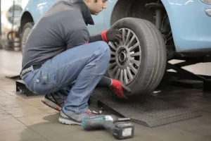 Vai trocar apenas dois pneus do carro? Descubra onde colocá-los para maior segurança