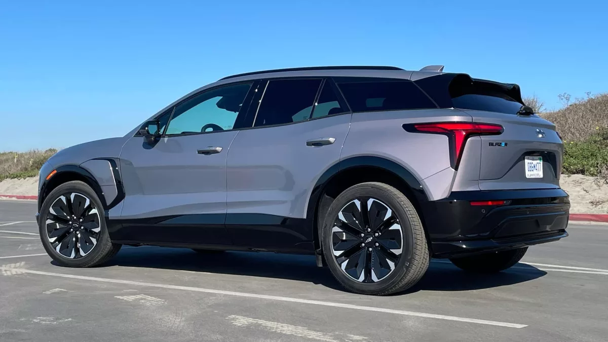 2024 chevrolet blazer ev exterior rear quarter 1 Chevrolet Blazer EV: Pré-venda começa a partir de R$ 479 mil com diversas vantagens exclusivas e entrega prevista para outubro.