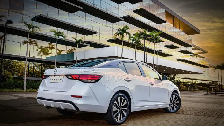 Novo Nissan Sentra Exclusive 2025 Traseira 01 Nissan Sentra 2025: Nova Versão do Sedã Oferece Mais Recursos de Segurança e Design Refinado