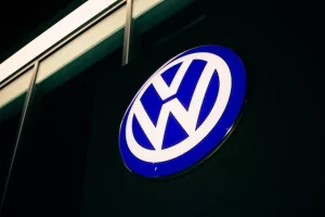 Segundo site, Volkswagen avalia parcerias com marcas chinesas para evitar fechamento de fábricas na Europa.