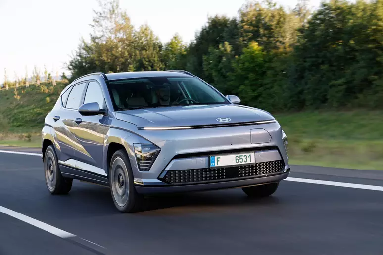 kona ev 03 Hyundai Kona 2024: Novo SUV Chega ao Brasil com Versões Elétricas e Híbridas