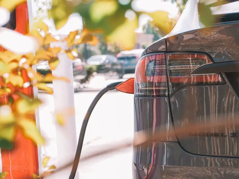 pexels kindelmedia 9799729 jpg O Que Fazer Quando a Bateria do Seu Carro Elétrico Acaba na Rua?