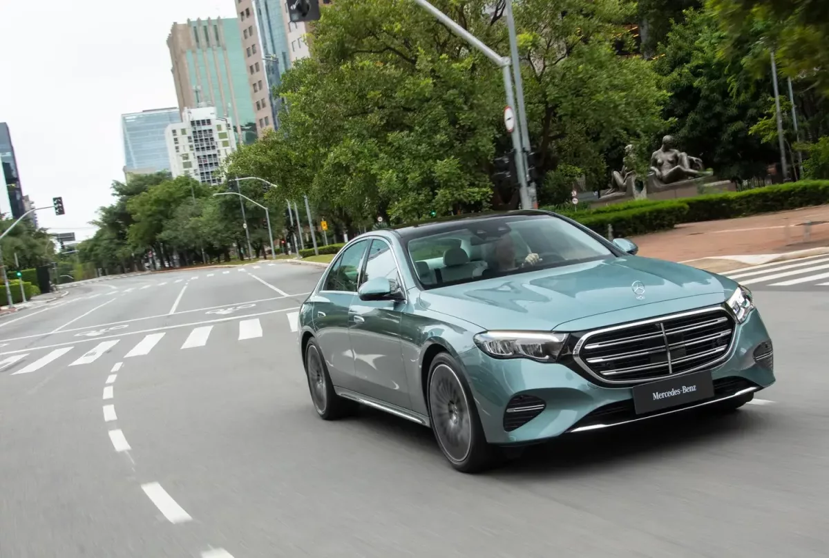 Mercedes Benz Classe E 300 Exclusive 2 Mercedes-Benz Classe E 300 Exclusive: A Nova Geração de Luxo e Inovação