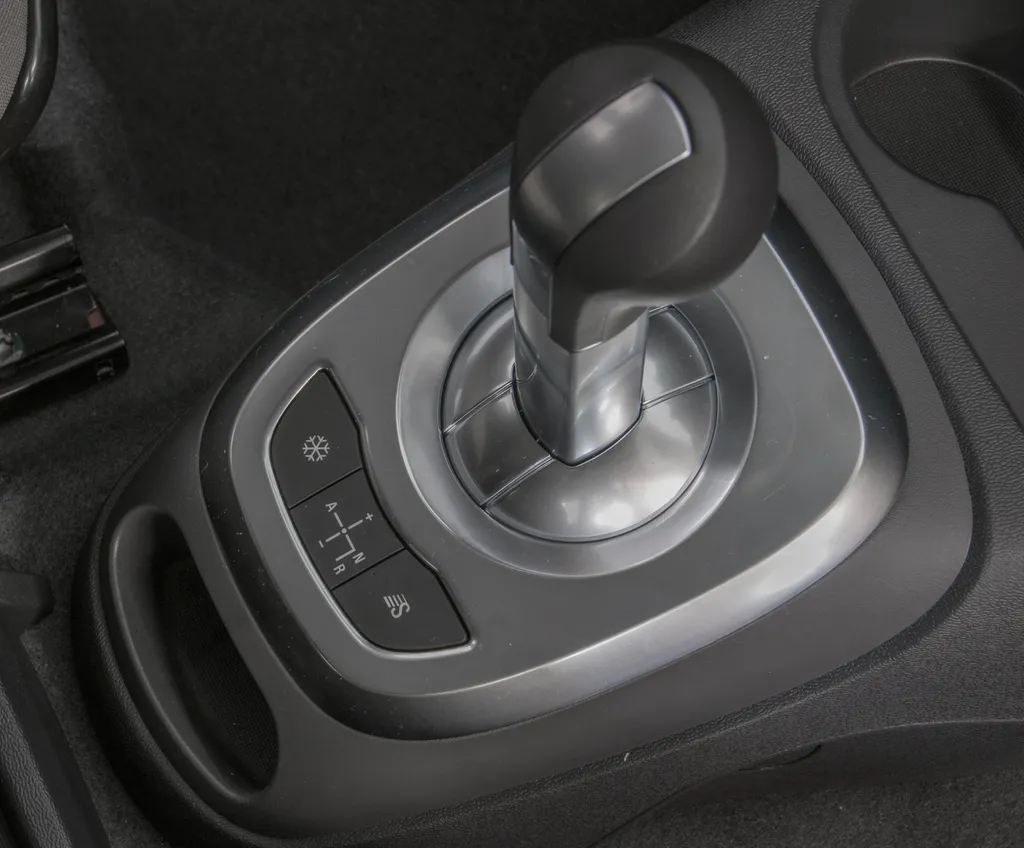 agile 2 Chevrolet Agile: Um Carro Espaçoso e Bem Equipado, Mas com Falhas no Acabamento e Consumo