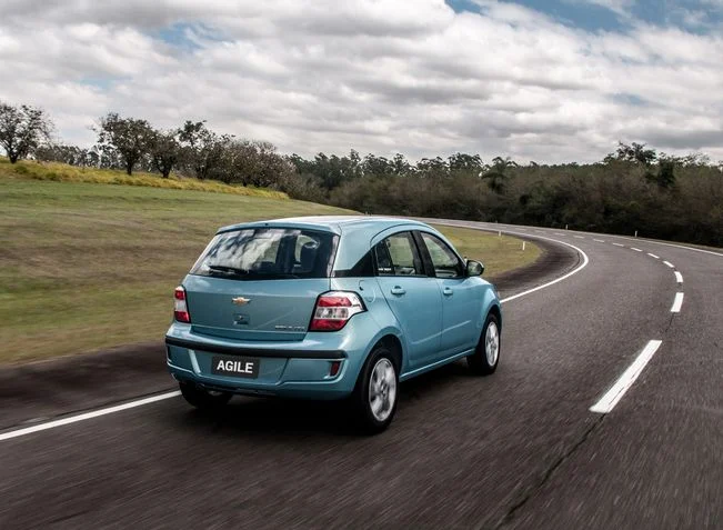 agile 4 Chevrolet Agile: Um Carro Espaçoso e Bem Equipado, Mas com Falhas no Acabamento e Consumo