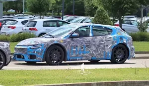 Primeiro Carro Elétrico da Ferrari é Flagado e Chega em 2025: Fotos Revelam Detalhes