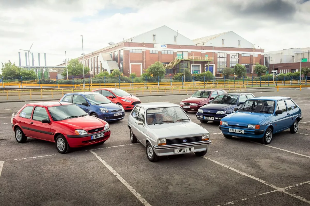 ford fiesta seis geracoes reunidas Ford fiesta poderá ter uma versão elétrica feita pela Tesla, diz site.