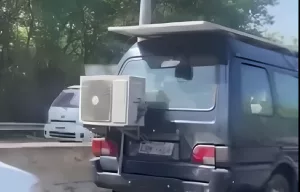 Em flagra, motorista é registrado dirigindo sua “van futurista” equipada com um ar-condicionado.
