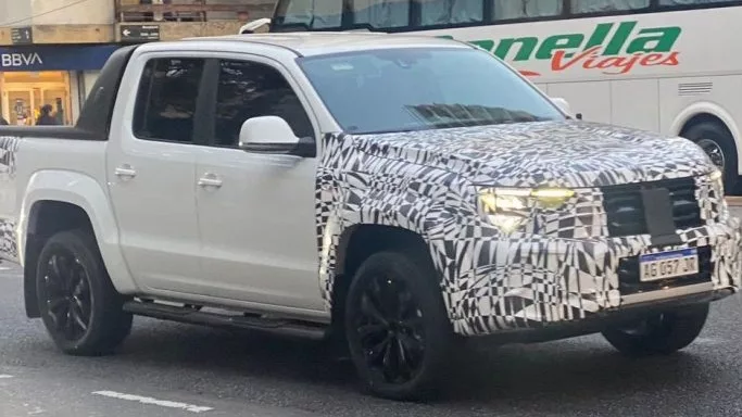 vw amarok resdiseno 690x450 2 jpg VW Amarok 2025: A Nova Geração Chega ao Brasil com Atualizações Impressionantes