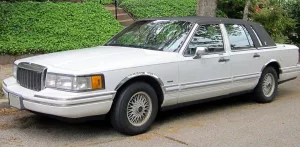 Lincoln Town Car: o estiloso sedã que fez parte da carreira de Silvio Santos.