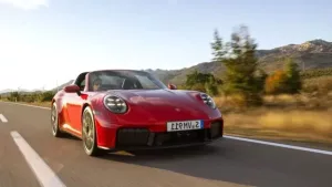 Porsche 911 Híbrido Chega ao Brasil com Novidades no Design e Melhorias na Cabine