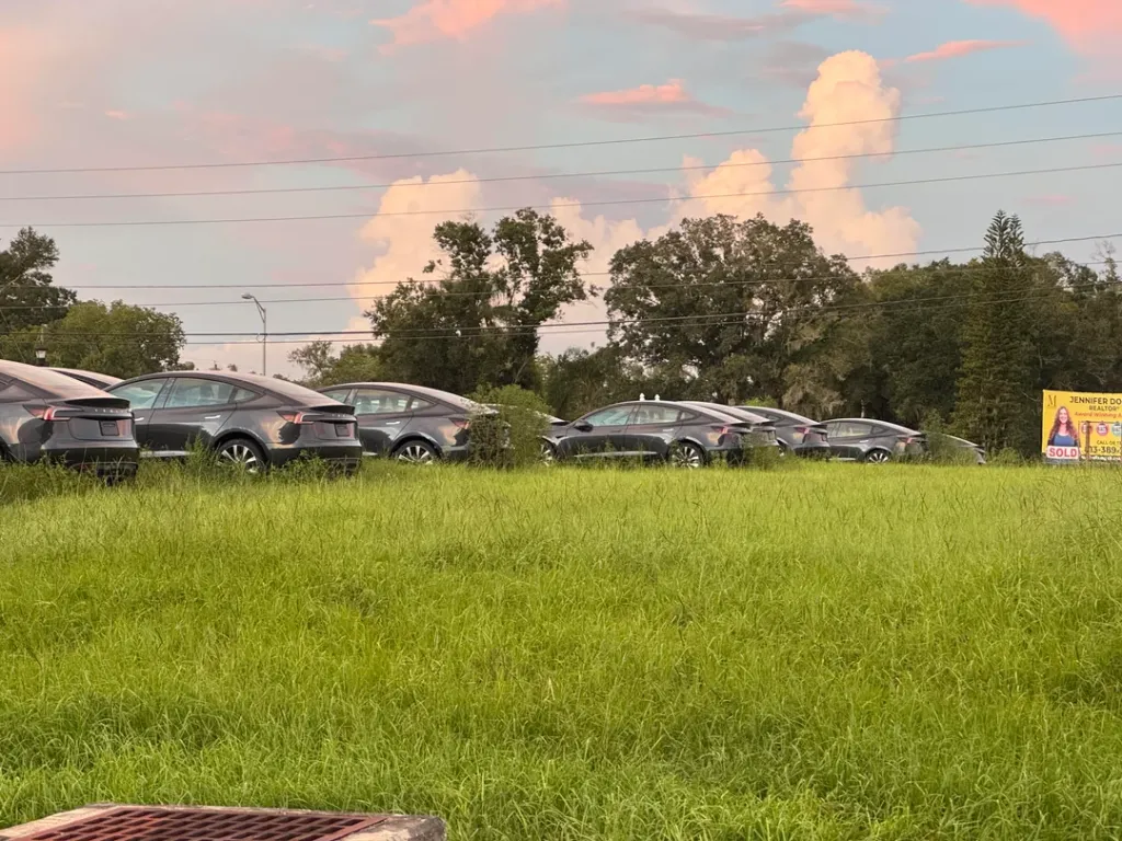 Tesla Model 3 Field 1 Mistério: centenas de carros elétricos 0km Tesla estão abandonados na Flórida; saiba o motivo.