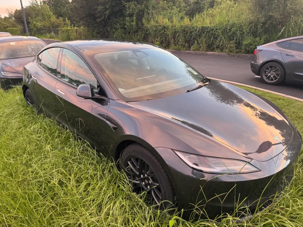 Tesla Model 3 Field 2 Mistério: centenas de carros elétricos 0km Tesla estão abandonados na Flórida; saiba o motivo.