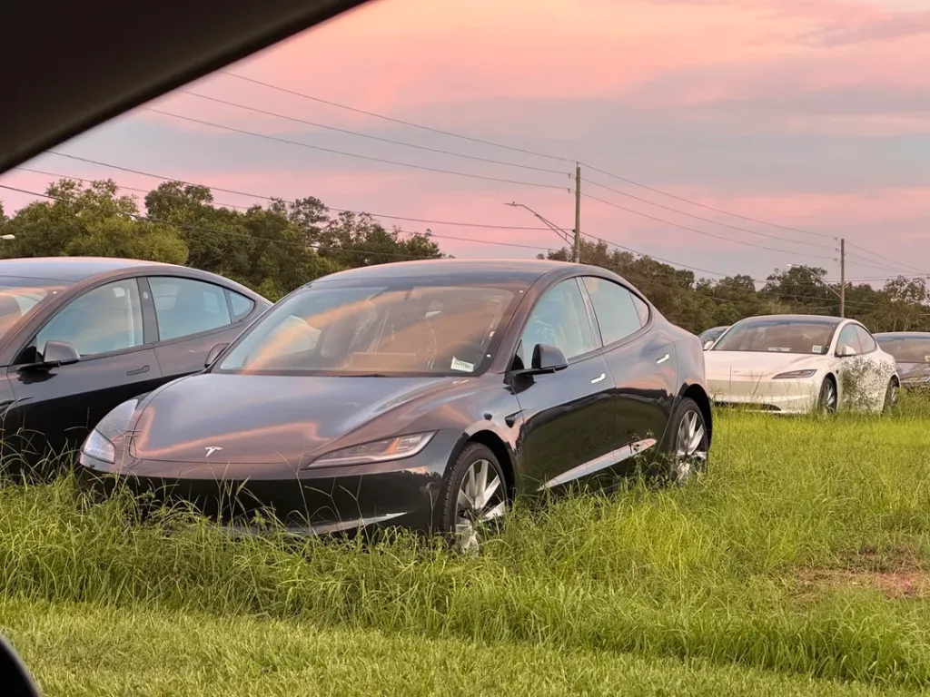 Tesla Model 3 Field 3 Mistério: centenas de carros elétricos 0km Tesla estão abandonados na Flórida; saiba o motivo.