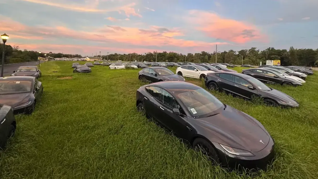 Tesla Model 3 Field cp Mistério: centenas de carros elétricos 0km Tesla estão abandonados na Flórida; saiba o motivo.