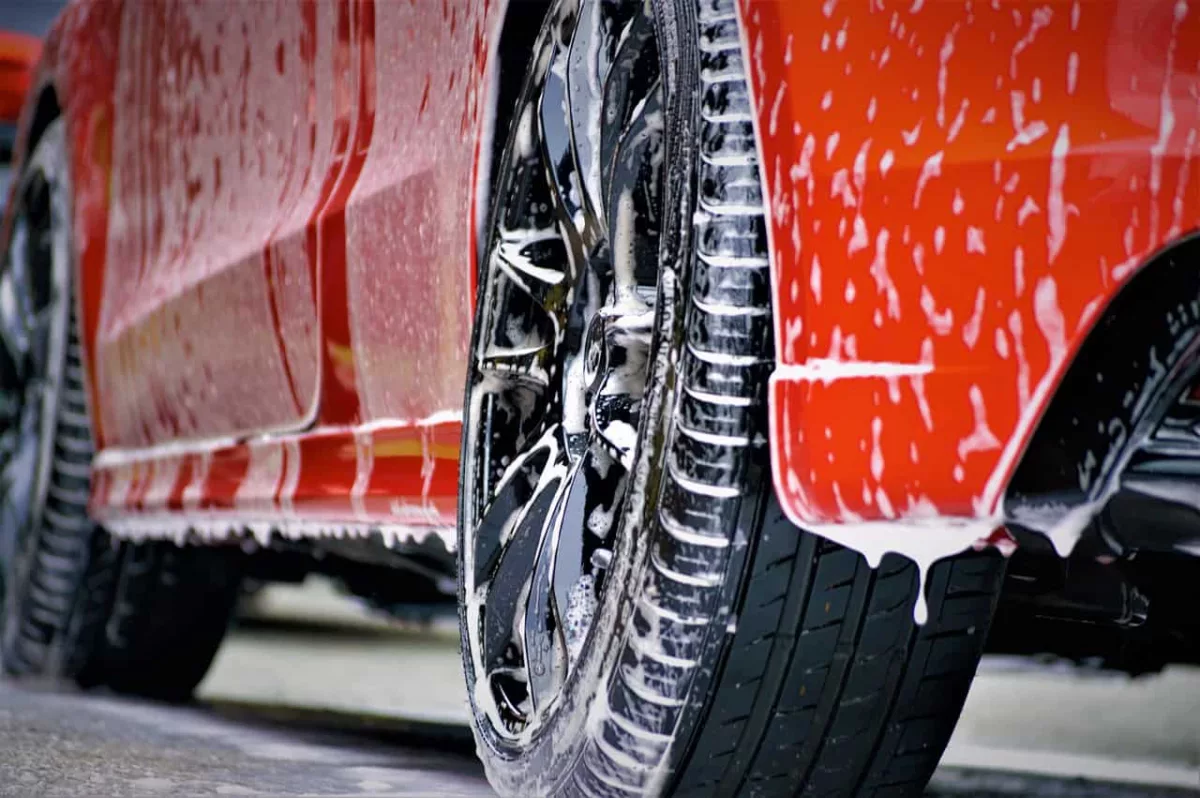 car wash 3960877 1280 Quer Aprender a Lavar Seu Carro Corretamente? Separamos algumas dicas para Proteger a Pintura e Manter o Brilho da lataria.