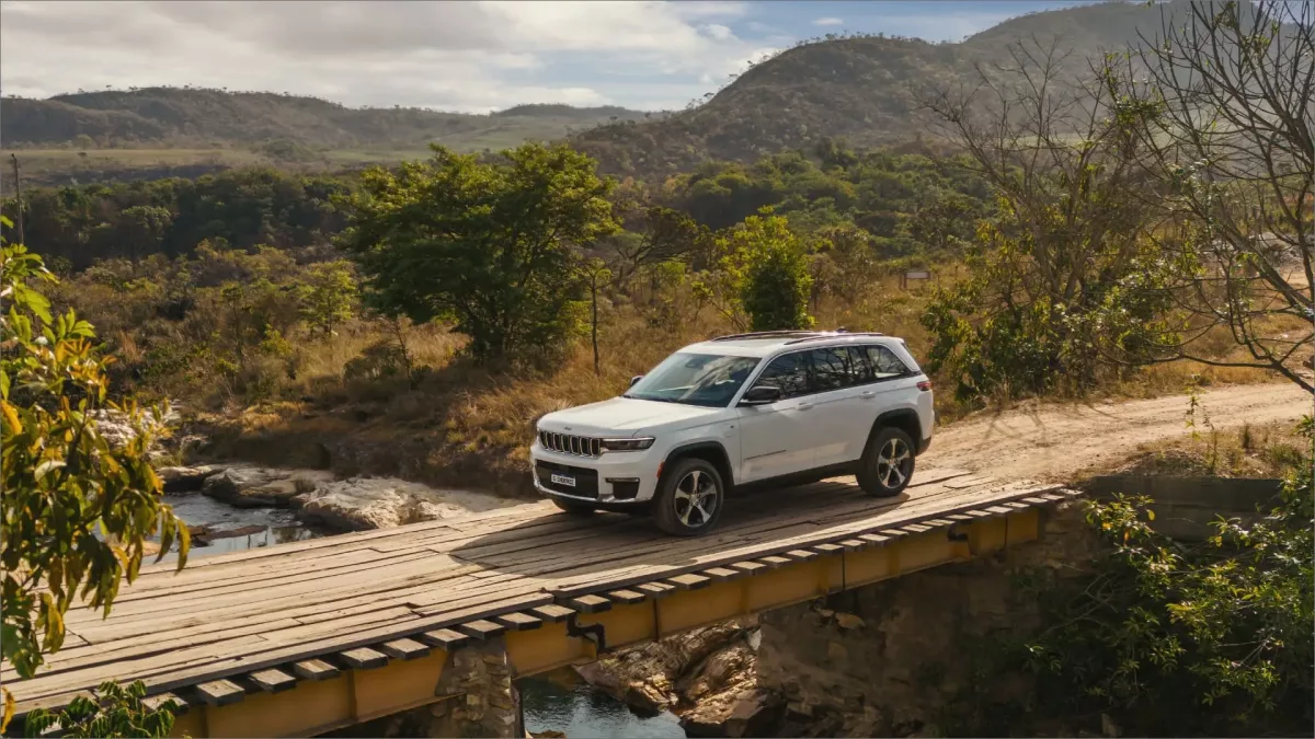 jeep grand cherokee 4xe galeria off road São carros bonitos, confortáveis e de qualidade, mas acabam sendo ignorados nas concessionárias.