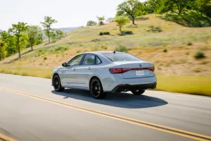 O tão aguardado Volkswagen Jetta motor 2.0 turbo de 231 cv de potência está confirmado para o Brasil; veja quando chega.