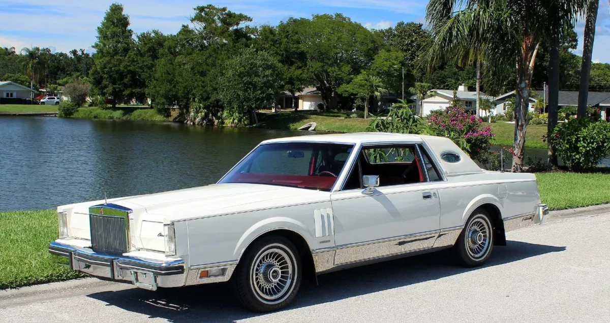 lincoln continental coupe 1983 branco frente lateral Lincoln Town Car: o estiloso sedã que fez parte da carreira de Silvio Santos.