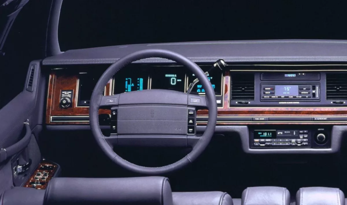 linconl town car 1993 interior Lincoln Town Car: o estiloso sedã que fez parte da carreira de Silvio Santos.