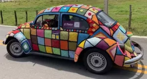 Artesã Transforma VW Fusca com Crochê e Encontra Nova Vontade de Viver