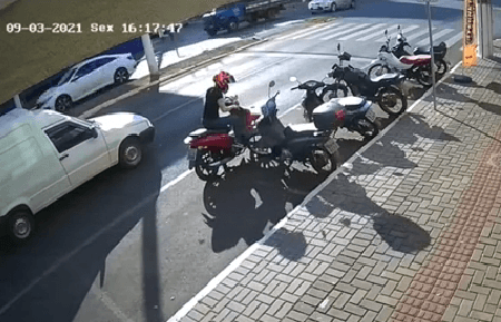 Captura de tela 2024 09 15 100926 Mulher Viraliza nas Redes Sociais após Causar um verdadeiro "Strike" nas motos estacionadas.