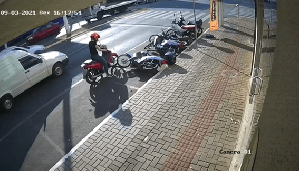 Captura de tela 2024 09 15 100950 Mulher Viraliza nas Redes Sociais após Causar um verdadeiro "Strike" nas motos estacionadas.