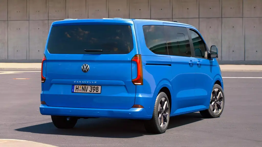 VW Trasnporter T7 3 copy 2048x1152 1 Com plataforma Ford, novo sucessor da VW Kombi estreia em versões diesel, híbrida plug-in e elétrica