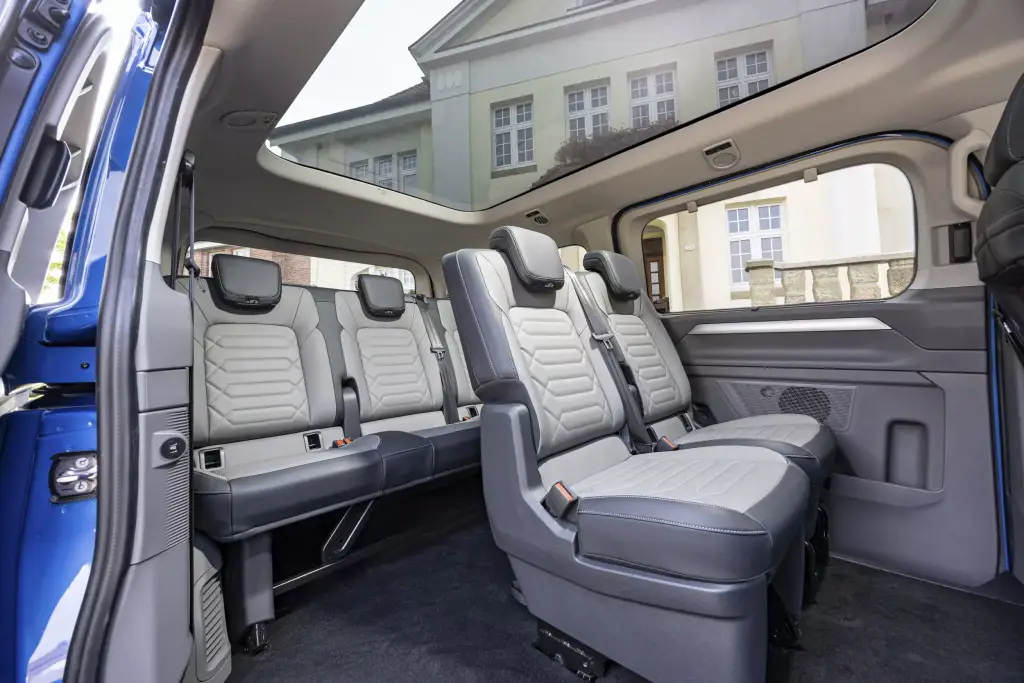 VW e Caravelle 5 2048x1366 1 Com plataforma Ford, novo sucessor da VW Kombi estreia em versões diesel, híbrida plug-in e elétrica