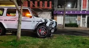 Mercedes G63 de R$ 2 milhões causa acidente impressionante em Curitiba