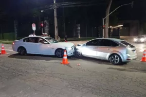 É mal de BMW? Em Curitiba, motorista de BMW bate de frente em outro carro de família.