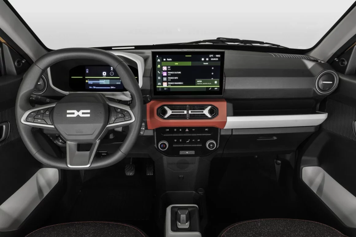 dacia interior Novo Renault Kwid é visto em testes pelas ruas de São José dos Pinhais, próximo a fábrica.