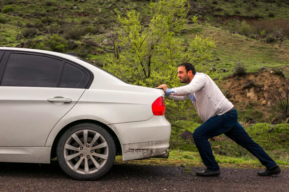 empurrando carro 2 jpg Como dar tranco em carro automático? Tudo o que você precisa saber antes de tentar.