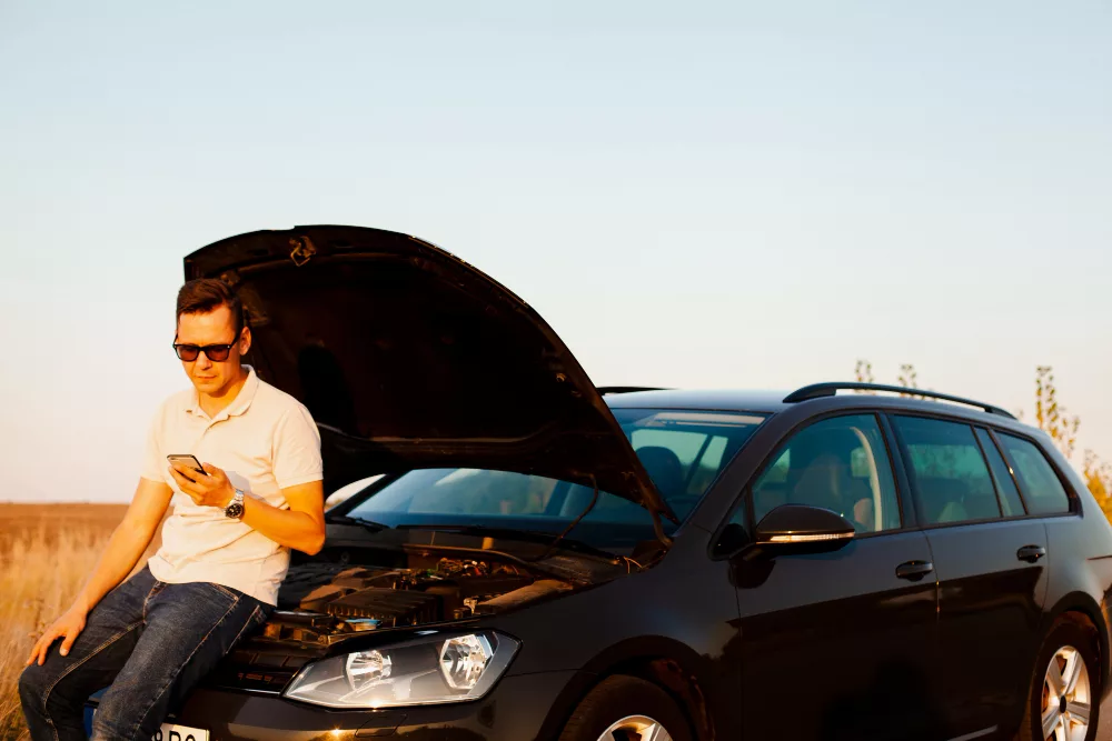 empurrando carro 3 jpg Como dar tranco em carro automático? Tudo o que você precisa saber antes de tentar.
