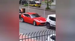 Usando galão, dono de Ferrari enche o tanque após pane seca; Acontece, né?