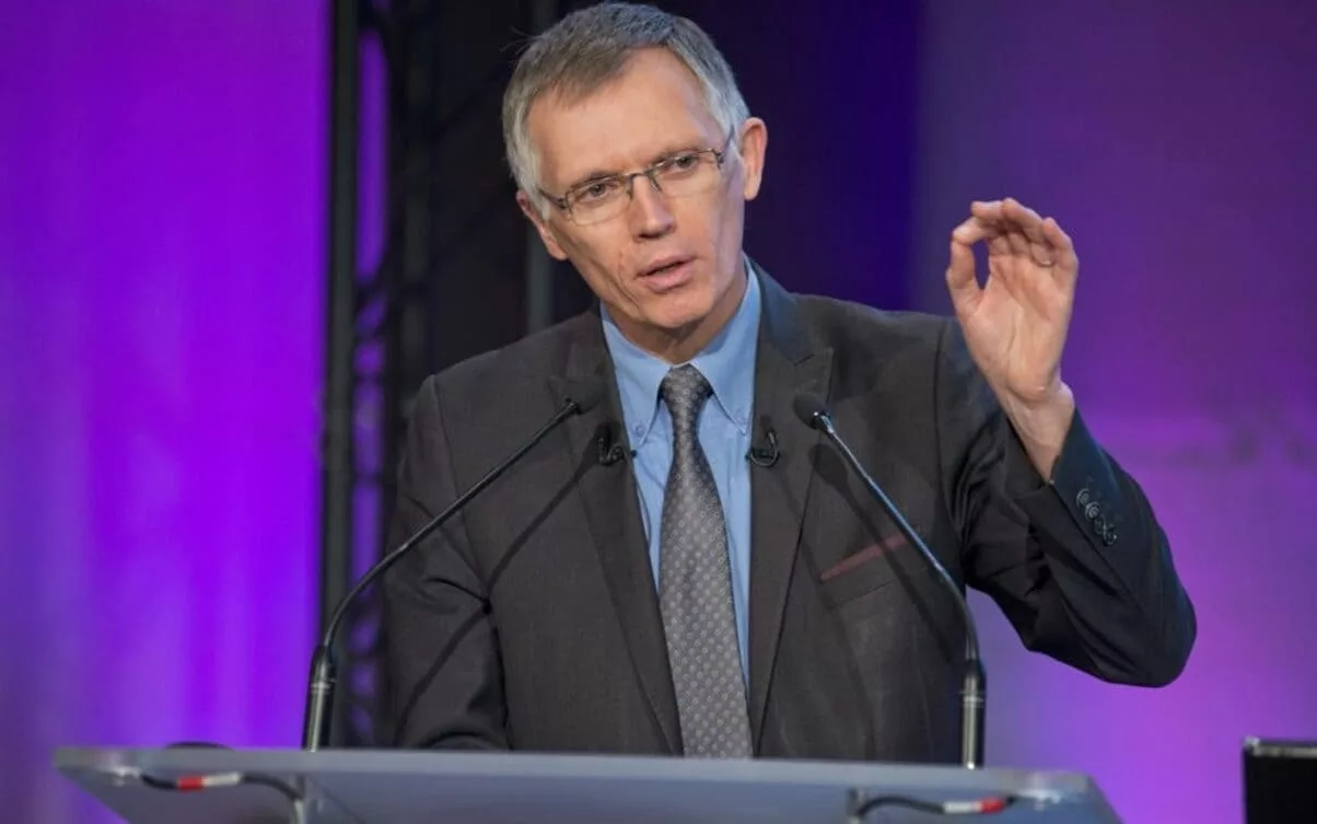 2015 Full year results Carlos Tavares 01 1024x640 1 jpg Carlos Tavares confirma saída da Stellantis em 2026, grupo inicia busca por novo CEO