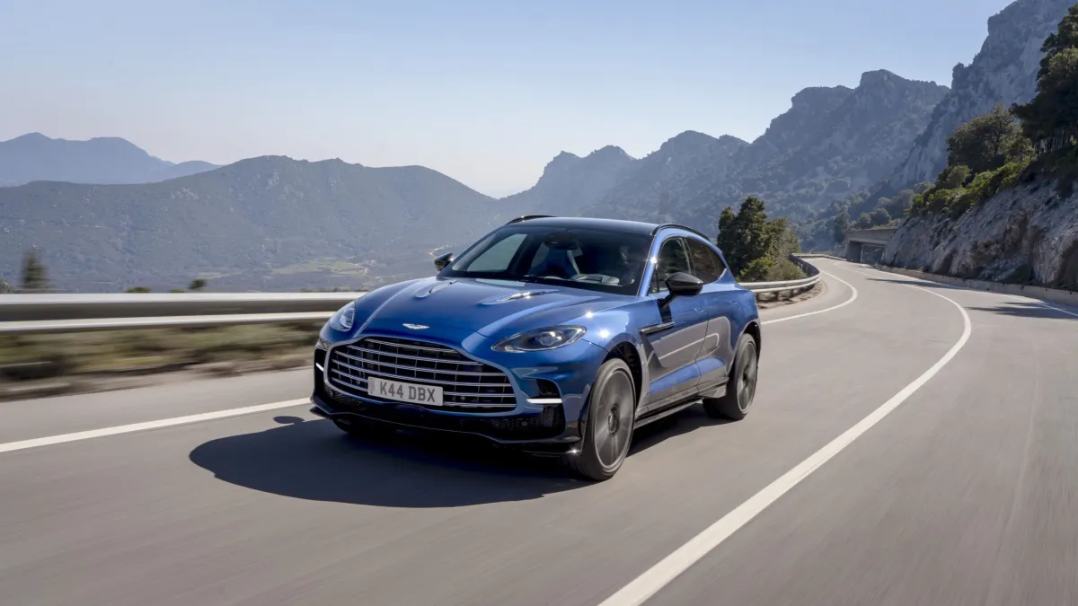 DBX707 PlasmaBlue 005 Os 5 Carros Mais Luxuosos Vendidos no Brasil.