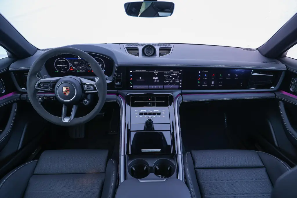 Novo Porsche Panamera 2025 10 Novo Porsche Panamera 2025 chega ao Brasil com suspensão inteligente e potência de sobra