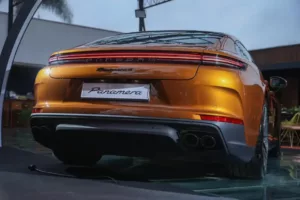 Novo Porsche Panamera 2025 chega ao Brasil com suspensão inteligente e potência de sobra