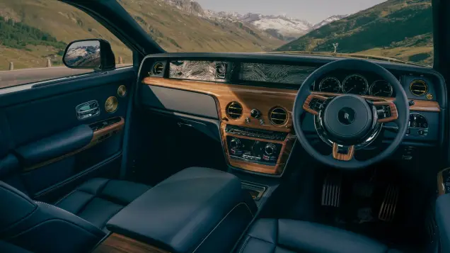 P90576492 lowRes rolls royce phantom Rolls-Royce celebra 60 anos de "007 contra Goldfinger" com Phantom exclusivo