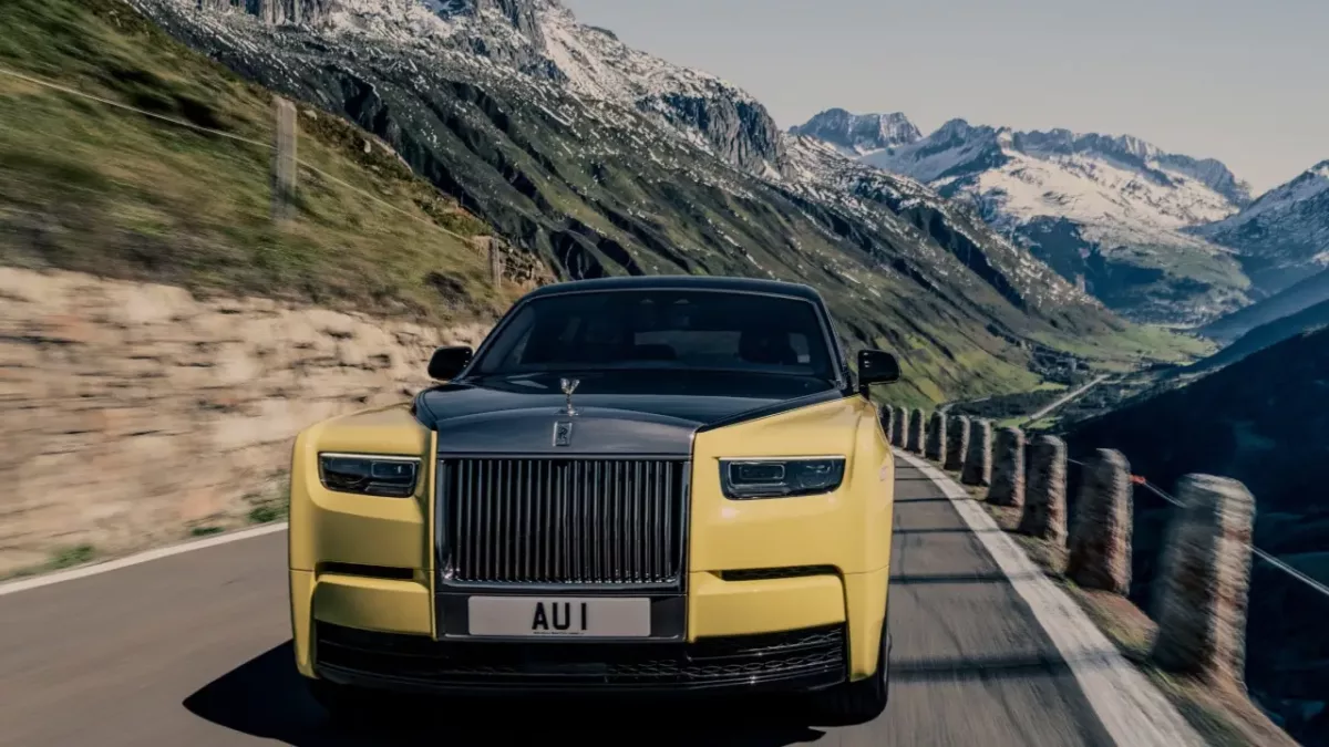 P90576500 lowRes rolls royce phantom e1730231369745 Rolls-Royce celebra 60 anos de "007 contra Goldfinger" com Phantom exclusivo