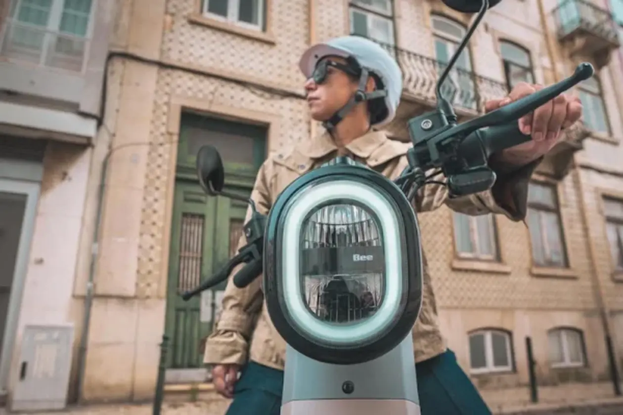 bee2 1 Bee Type 2: A Scooter Elétrica que Une Charme Retrô e Inovação Tecnológica