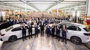 BMW celebra 10 anos no Brasil com investimento bilionário e produção do X5 híbrido