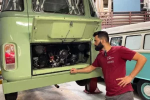 Com restaurações inovadoras, Charles coloca o Brasil no mapa da customização de Kombis