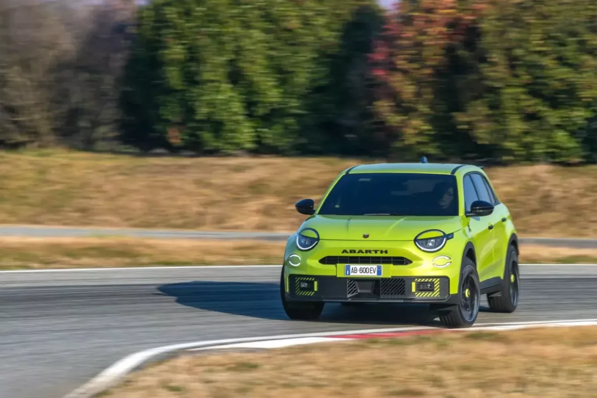 v3H4OKEN Abarth 600e 3 1320x880 1 Abarth 600e: o crossover elétrico de 278 cv que une potência e estilo