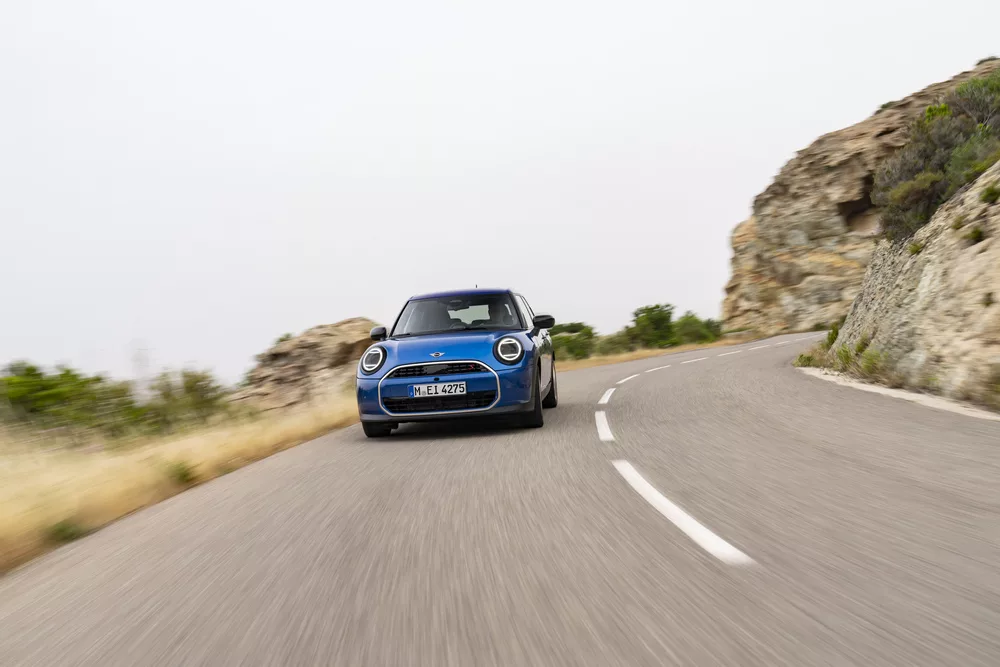 P90559941 highRes mini cooper s 5 door Mini Cooper: O hatch com com Visual Icônico, personalidade e tecnologia.