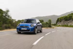 Mini Cooper: O hatch com com Visual Icônico, personalidade e tecnologia.