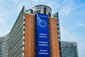 União Europeia mantém proibição para motores a combustão até 2035, mas avalia alternativas