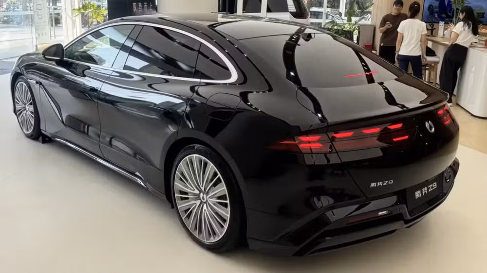 denza z9 2025 traseira BYD Denza Z9: O Luxuoso Sedã Anti-Tesla Chega ao Brasil em 2025; segundo site.